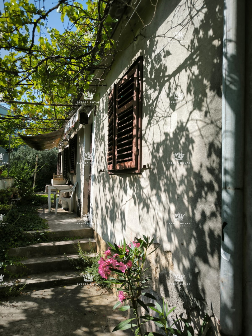 Casa da ristrutturare su terreno con tutte le utenze – ideale per la famiglia